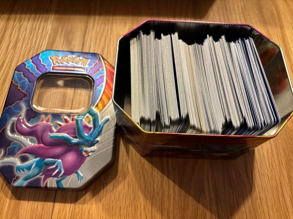 Pokémon tin met +/- 300 Pokémonkaarten, Ophalen of Verzenden, Gebruikt, Meerdere kaarten