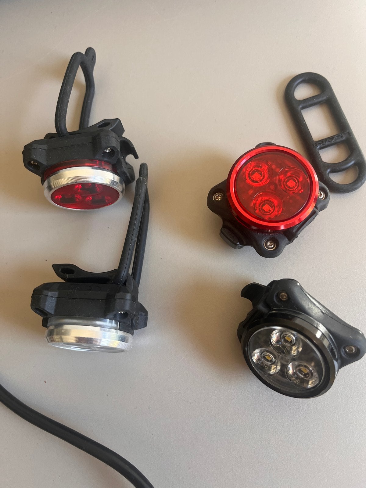 Lezyne fietsverlichting set - voor- en achterlicht, Fietsen en Brommers, Fietsaccessoires | Fietsverlichting, Gebruikt, Verlichtingsset