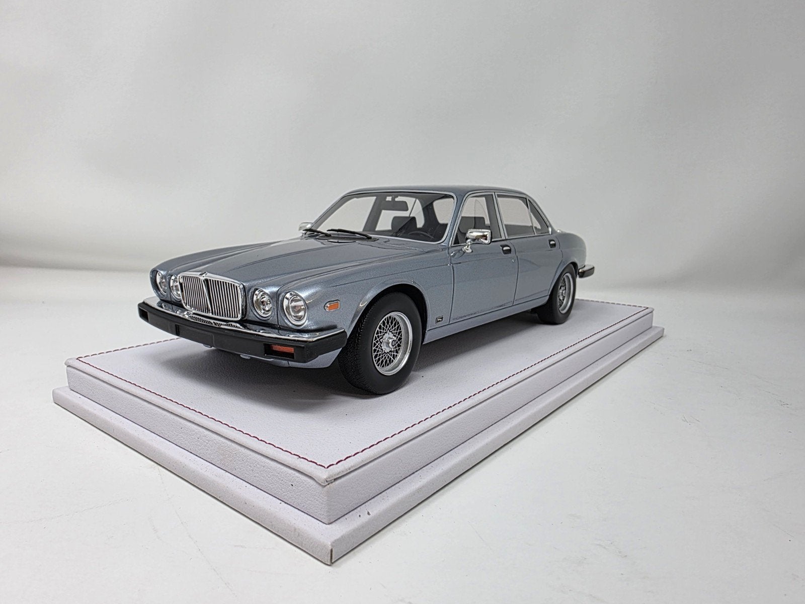 Jaguar XJ6 1:18 in luxe vitrinebox, Ophalen of Verzenden, Overige merken