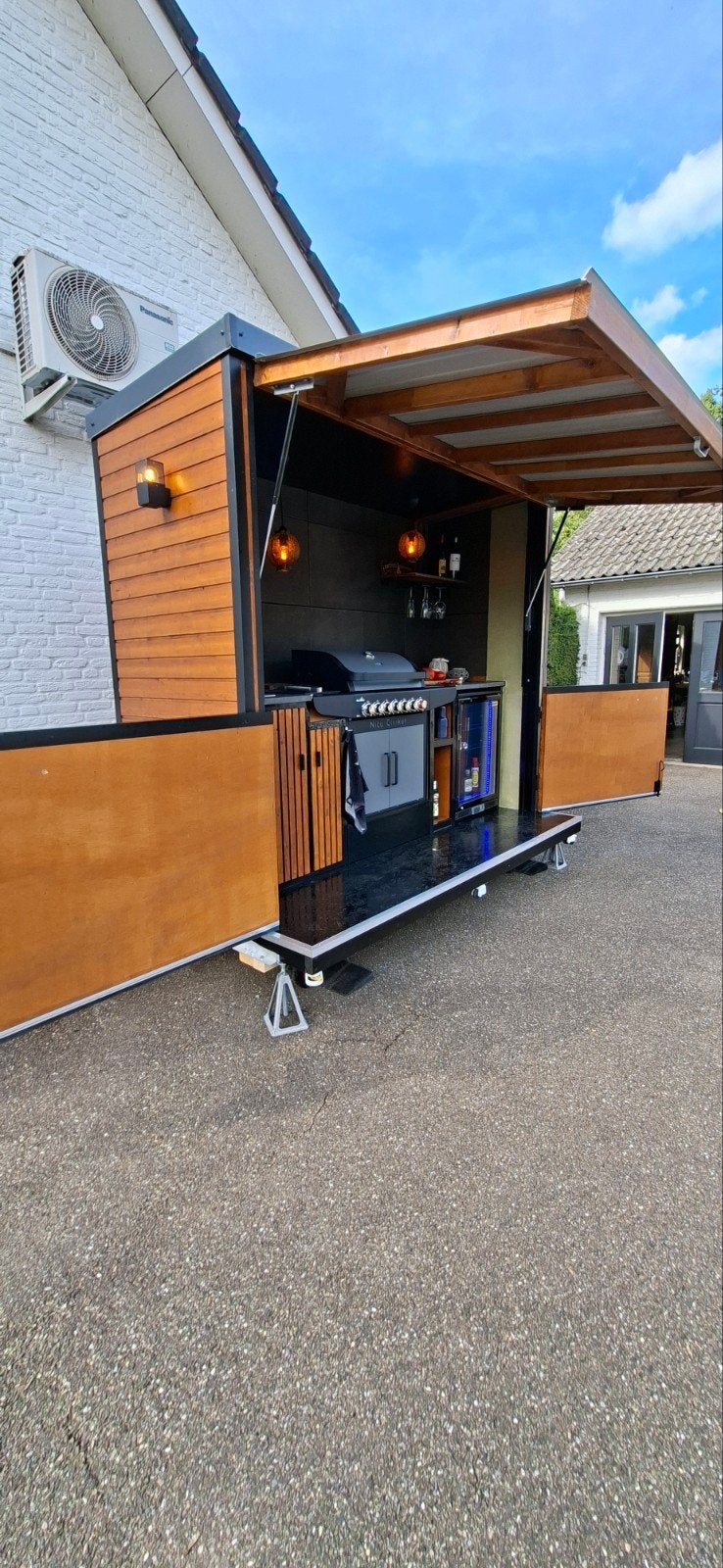 Foto 3 van unieke mobiele buitenkeuken - compleet met BBQ, koekast, ...