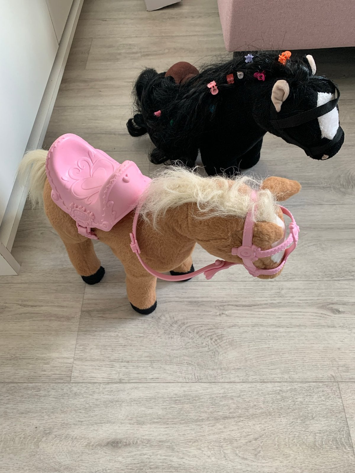 2 leuke paarden z.g.a.n., Ophalen, Zo goed als nieuw, Meerkleurig, Paard