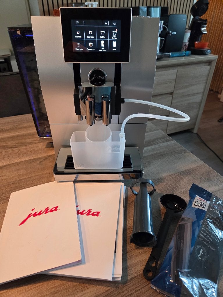 Jura Z8 Aluminium |Zeer goede staat|Met Bluetooth & Garantie, JURA, 10 kopjes of meer, Koffiemachine, Zo goed als nieuw