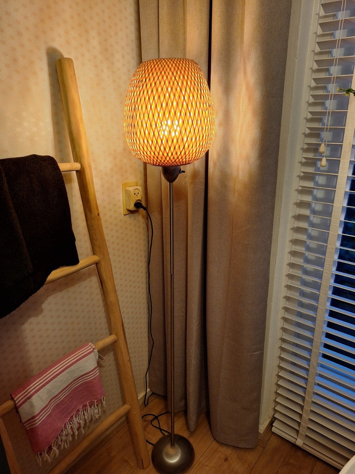 Stijlvolle staande lamp met bamboe kap, Ophalen, Modern, Bohemien, Scandinavisch, 100 tot 150 cm, Zo goed als nieuw