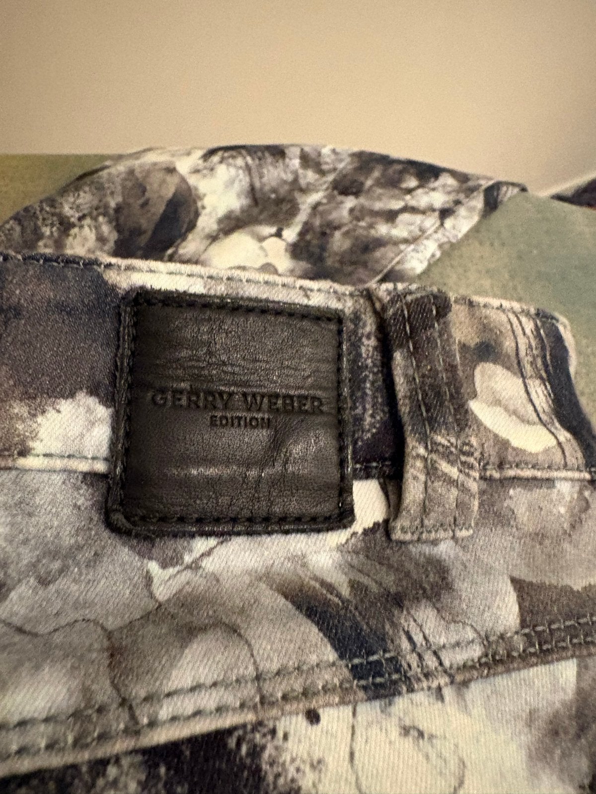 Gerry Weber Edition broek met print, Kleding | Dames, Broeken en Pantalons, Gedragen, Maat 42/44 (L), Zwart, Lang, Ophalen of Verzenden
