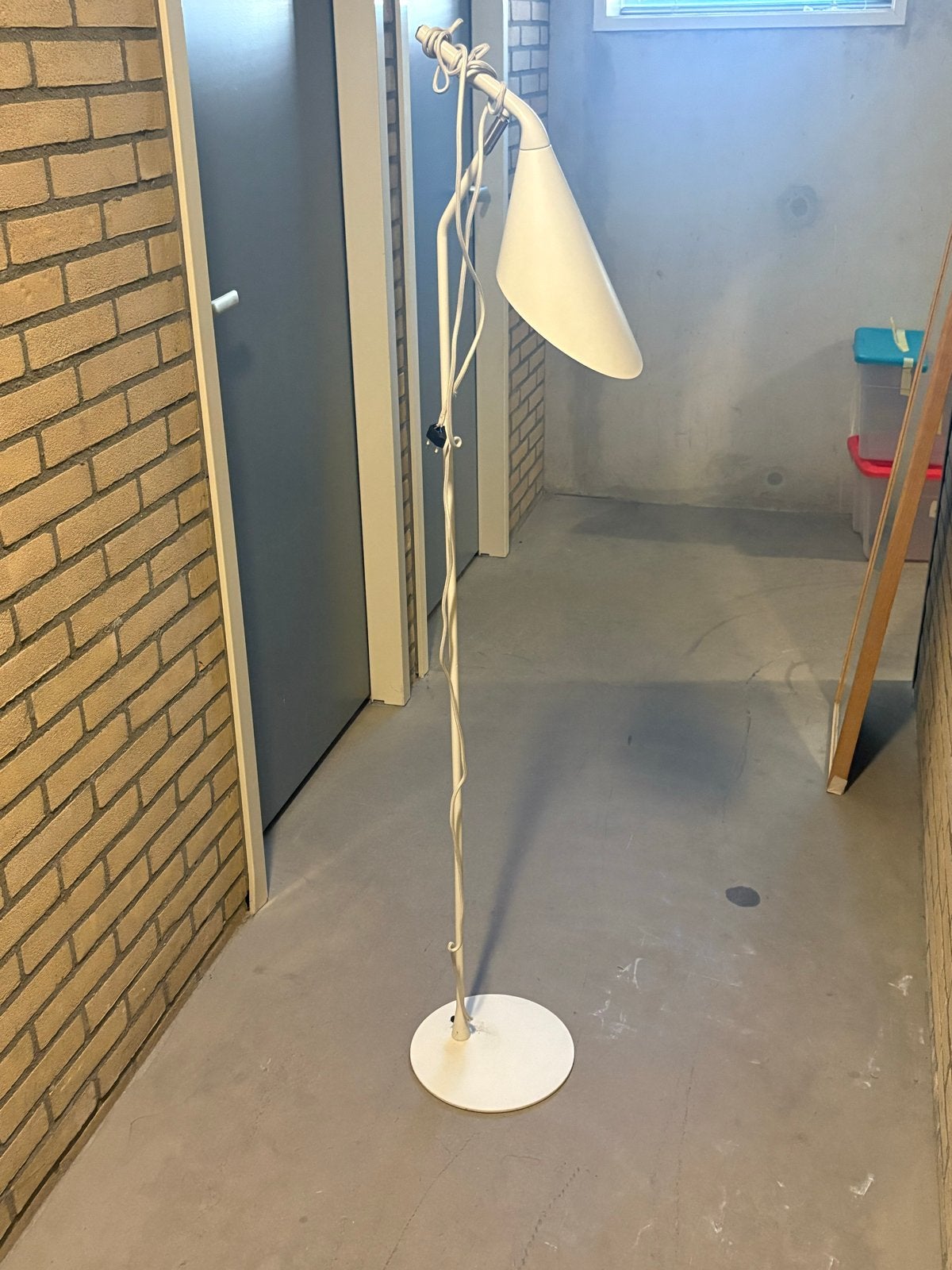 Witte vintage vloerlamp met kegelvormige kap, Ophalen, Gebruikt, E27 (groot), Metaal