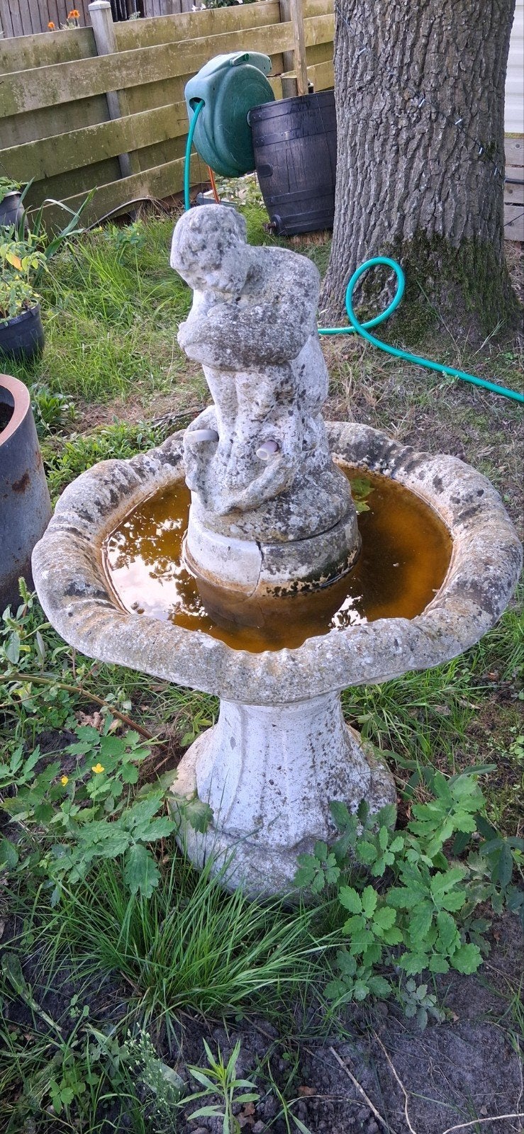 Antieke stenen fontein met beeld - 55 cm, Tuin en Terras, Ophalen, Gebruikt, Beton, Mensenbeeld