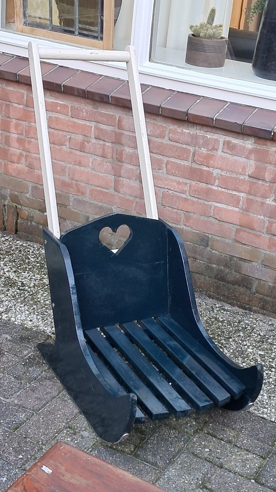 Houten slee met duwstang en hartjesuitsparing, Ophalen, Rugleuning, Gebruikt, Hout