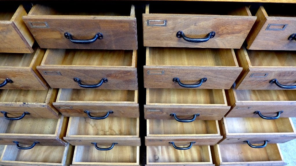 Foto 5 van Prachtige vintage werkbank toonbank  ladekast