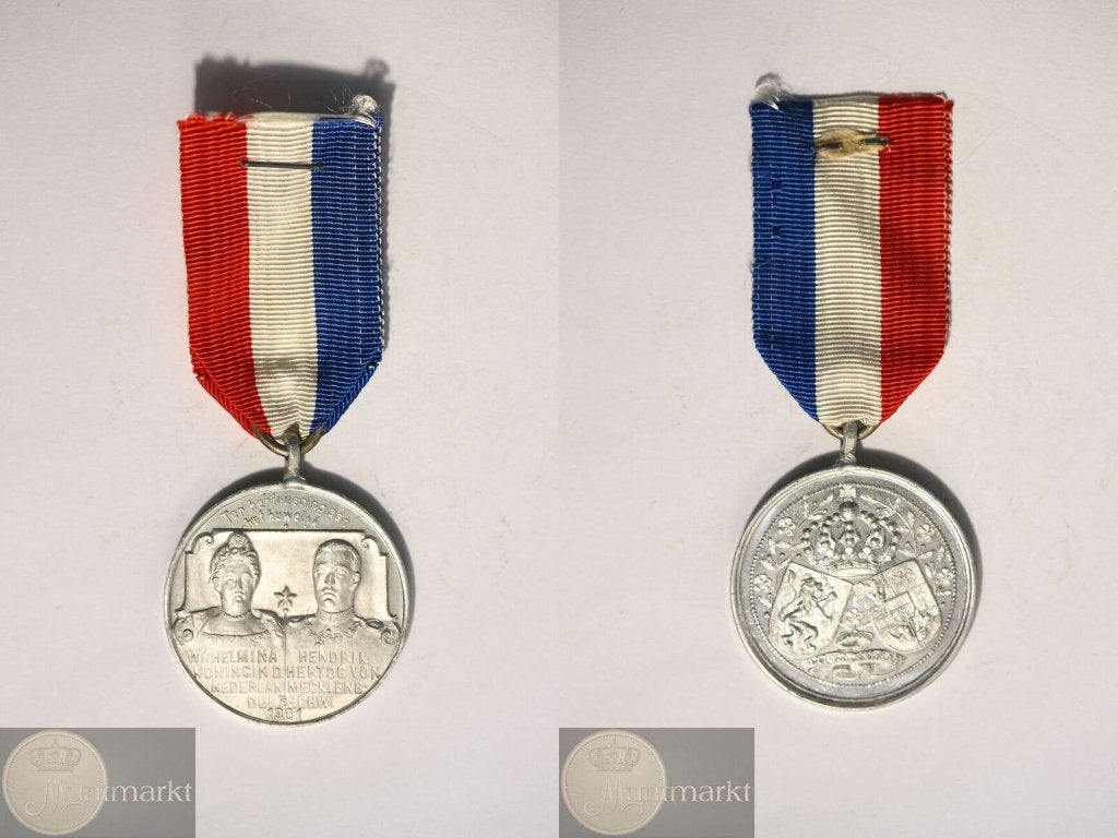Draagpenning 1901 'Huwelijk Wilhelmina en Hendrik', Ophalen of Verzenden, Overige materialen, Nederland