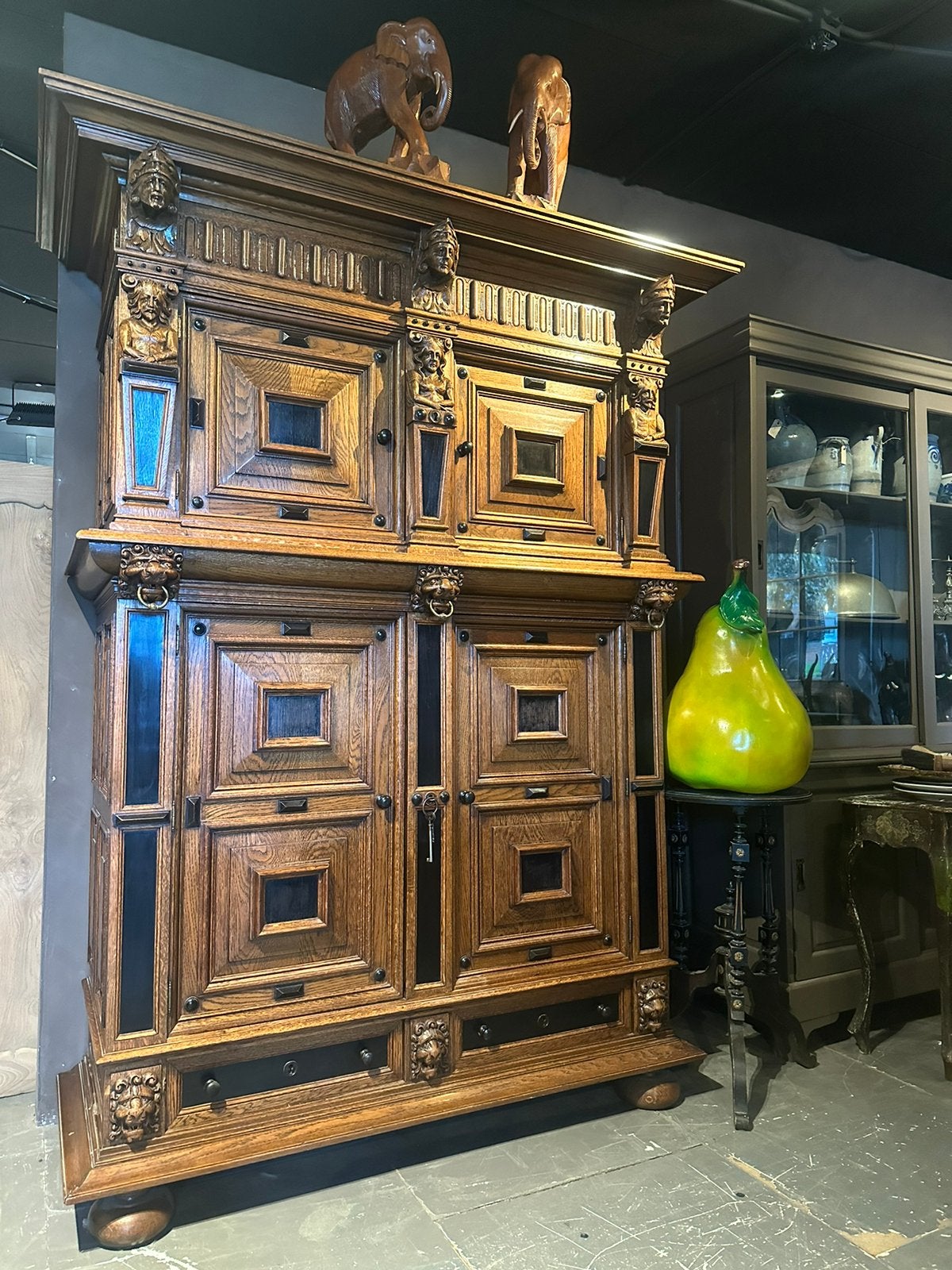 "HENDRICKX " Antieke Kast met Leeuwenkop en Messing Ring, Ophalen