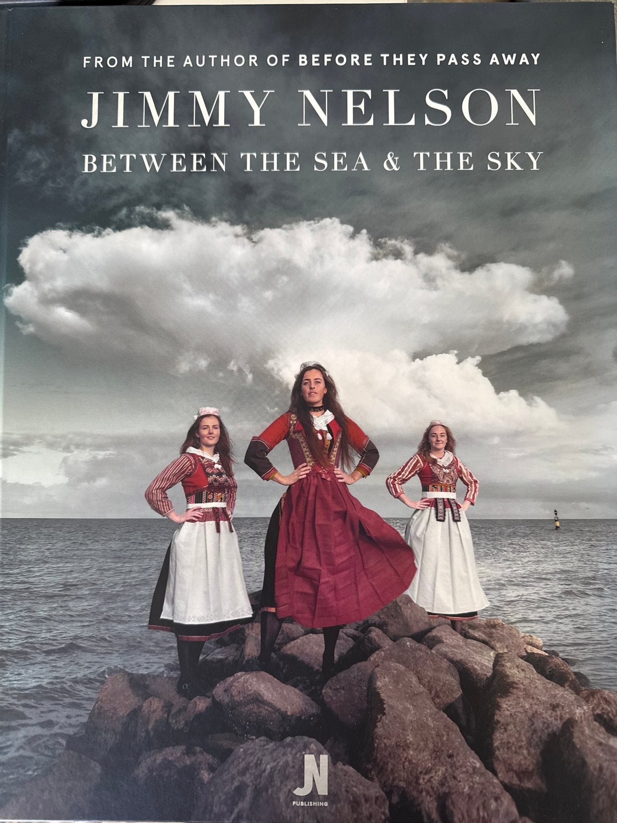 Jimmy Nelson - Between the Sea & the Sky (Hardcover), Ophalen, Nieuw, Fotografie algemeen