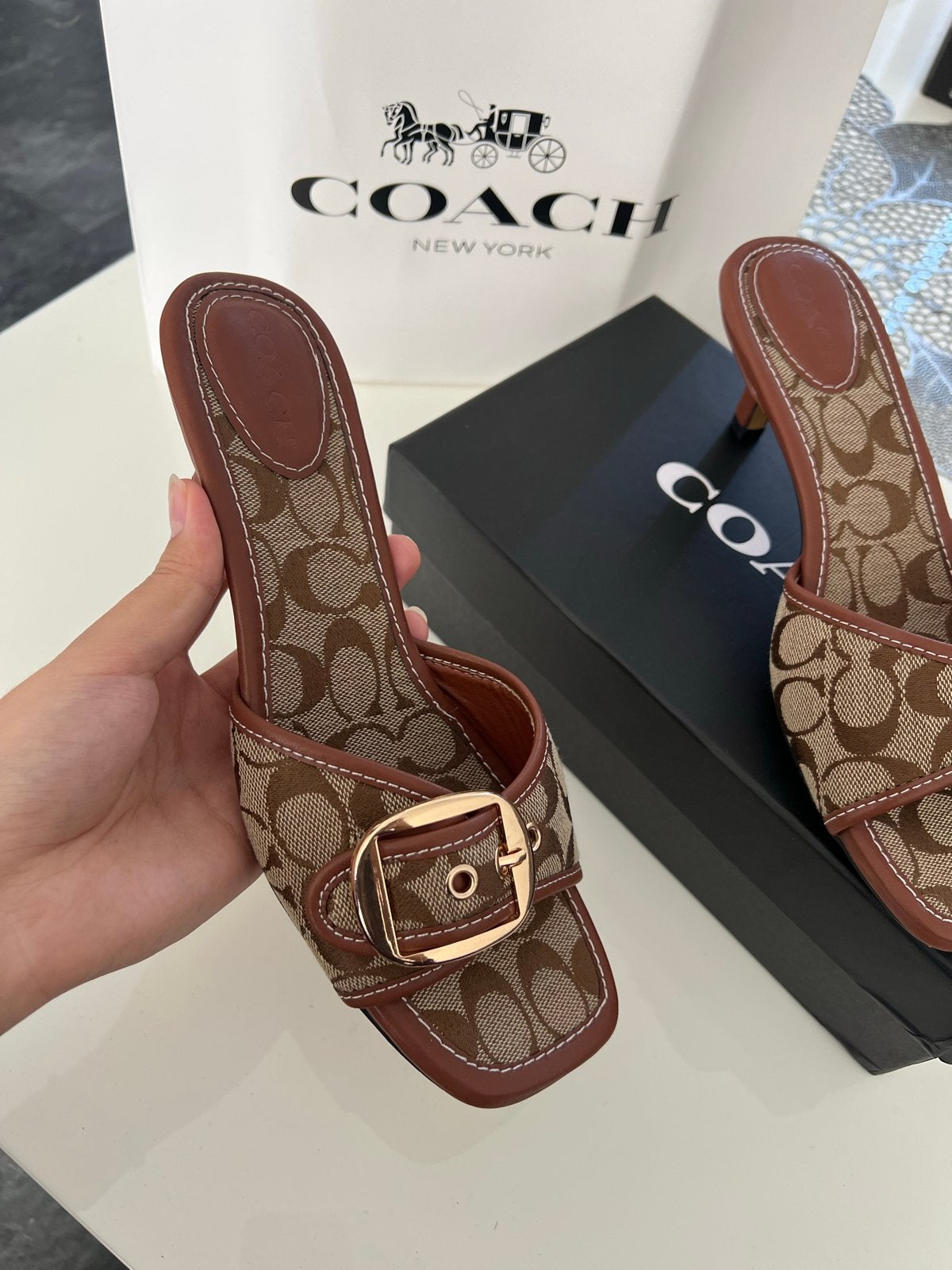 Coach Margot Signature Hakjes, Kleding | Dames, Bruin, Zo goed als nieuw, Sandalen of Muiltjes, Ophalen of Verzenden