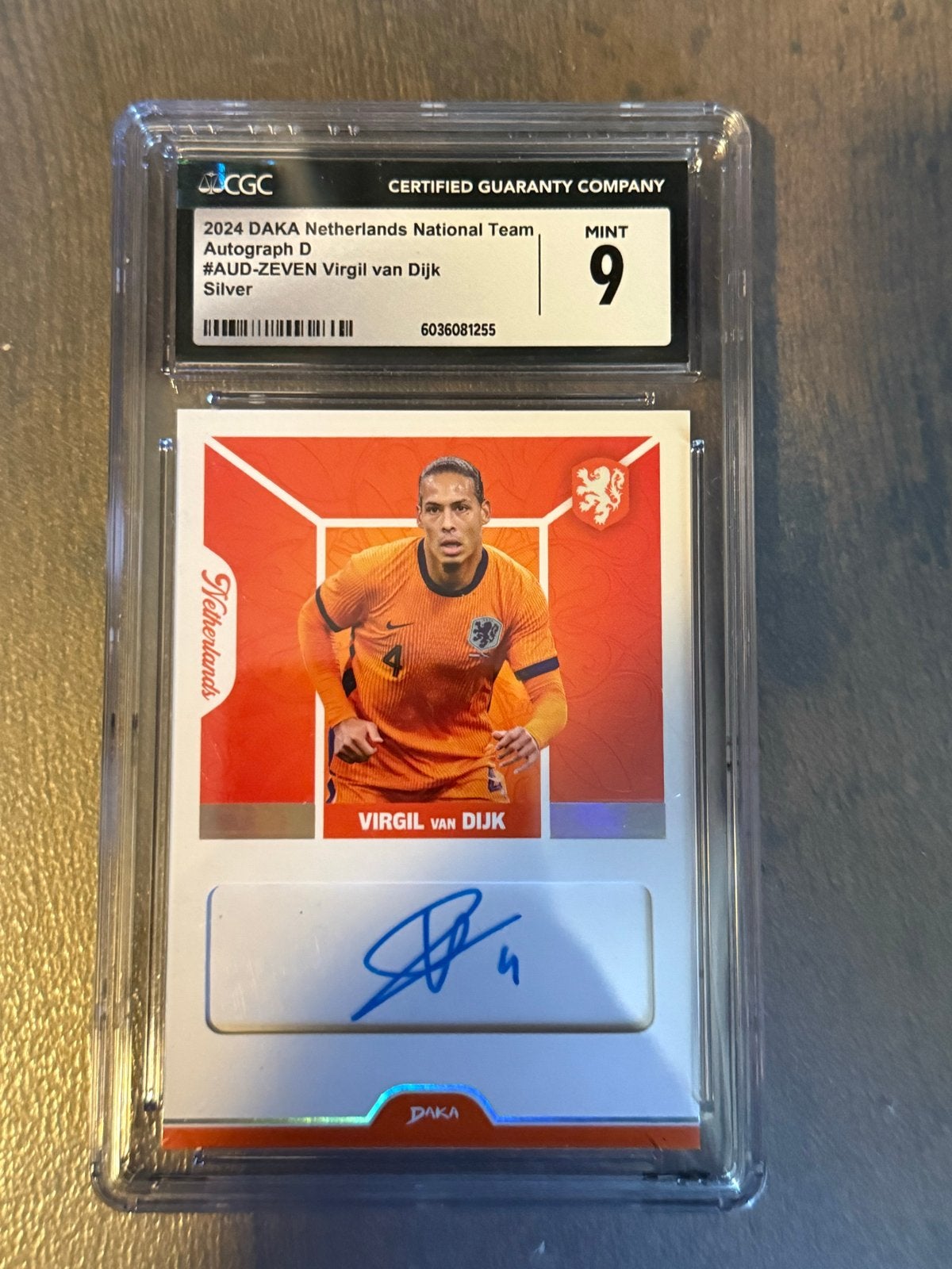 Virgil van Dijk gesigneerde kaart DAKA 2024 CGC 9 MINT, Verzamelen, Sportartikelen en Voetbal, Nieuw, Spelerskaart, Overige binnenlandse clubs