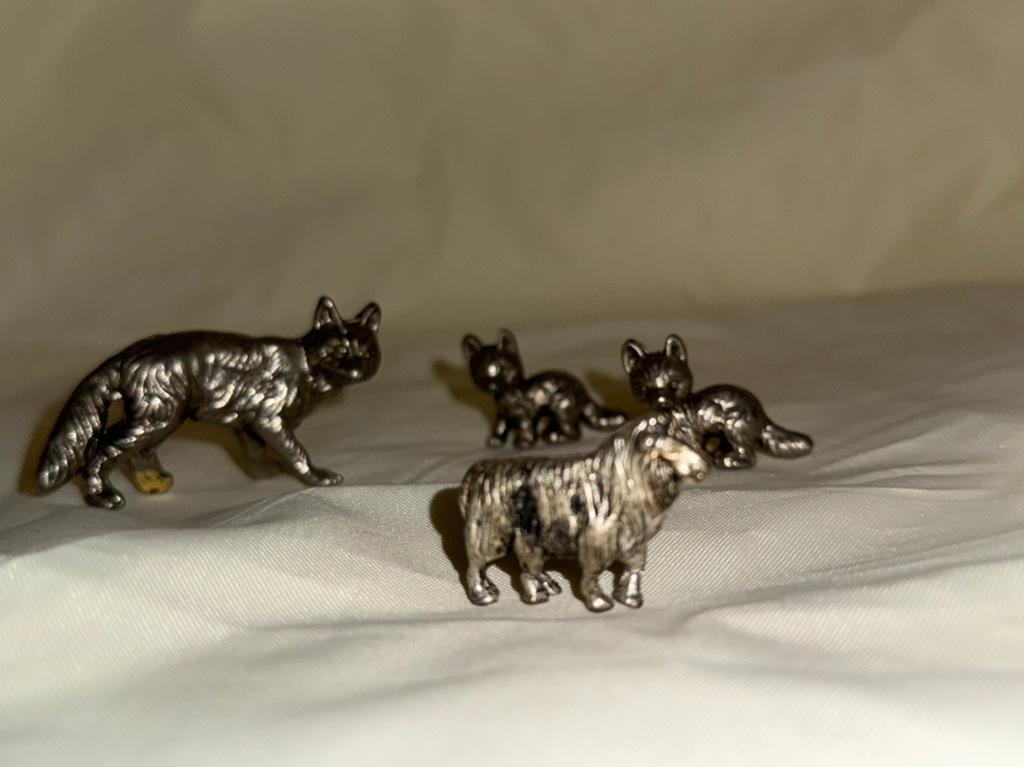 Set van 4 metalen beeldjes: wolf, lam en 2 welpen, Ophalen of Verzenden, Gebruikt, Wild dier, Beeldje of Figuurtje