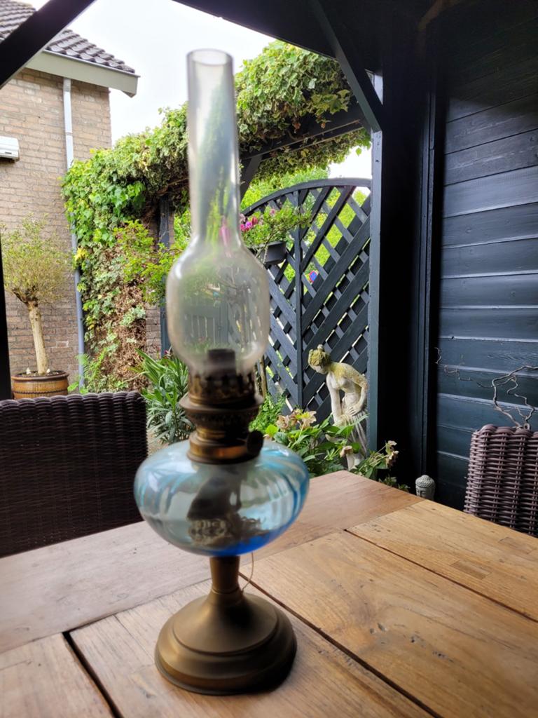 Antieke olielamp met blauwe glazen voet en messing, Antiek en Kunst, Ophalen