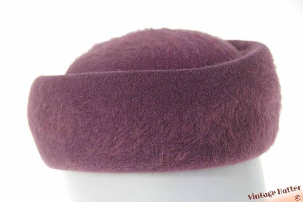 Vintage Flexibele dames cocktailhoed Tonak paars angora 56, 56 of 57 cm (M, 7 of 7⅛ inch), Hoed, Ophalen of Verzenden, Tonak