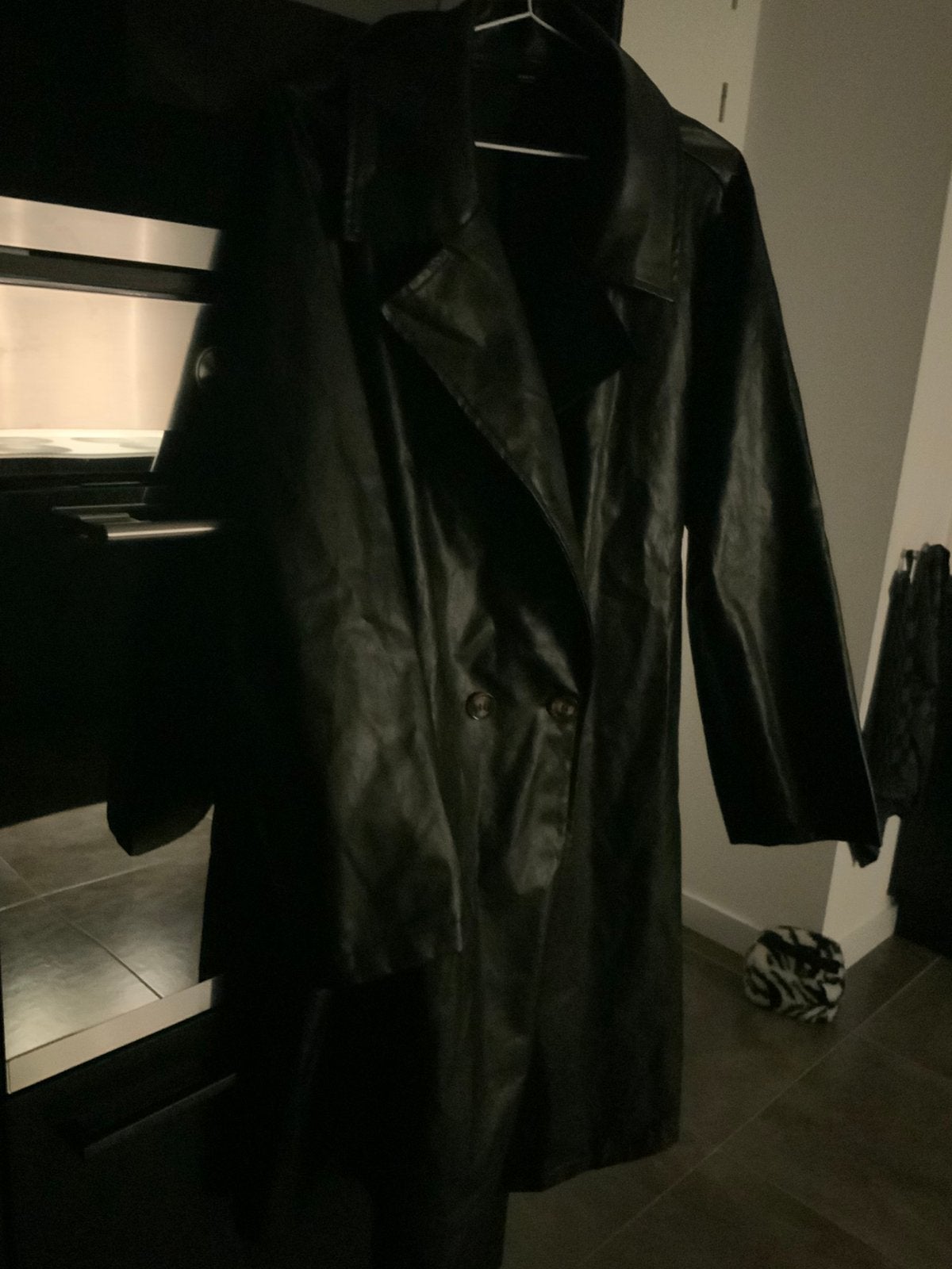 Zwarte lange trench coat, Ophalen of Verzenden, Zo goed als nieuw, Maat 46/48 (XL) of groter, Zwart