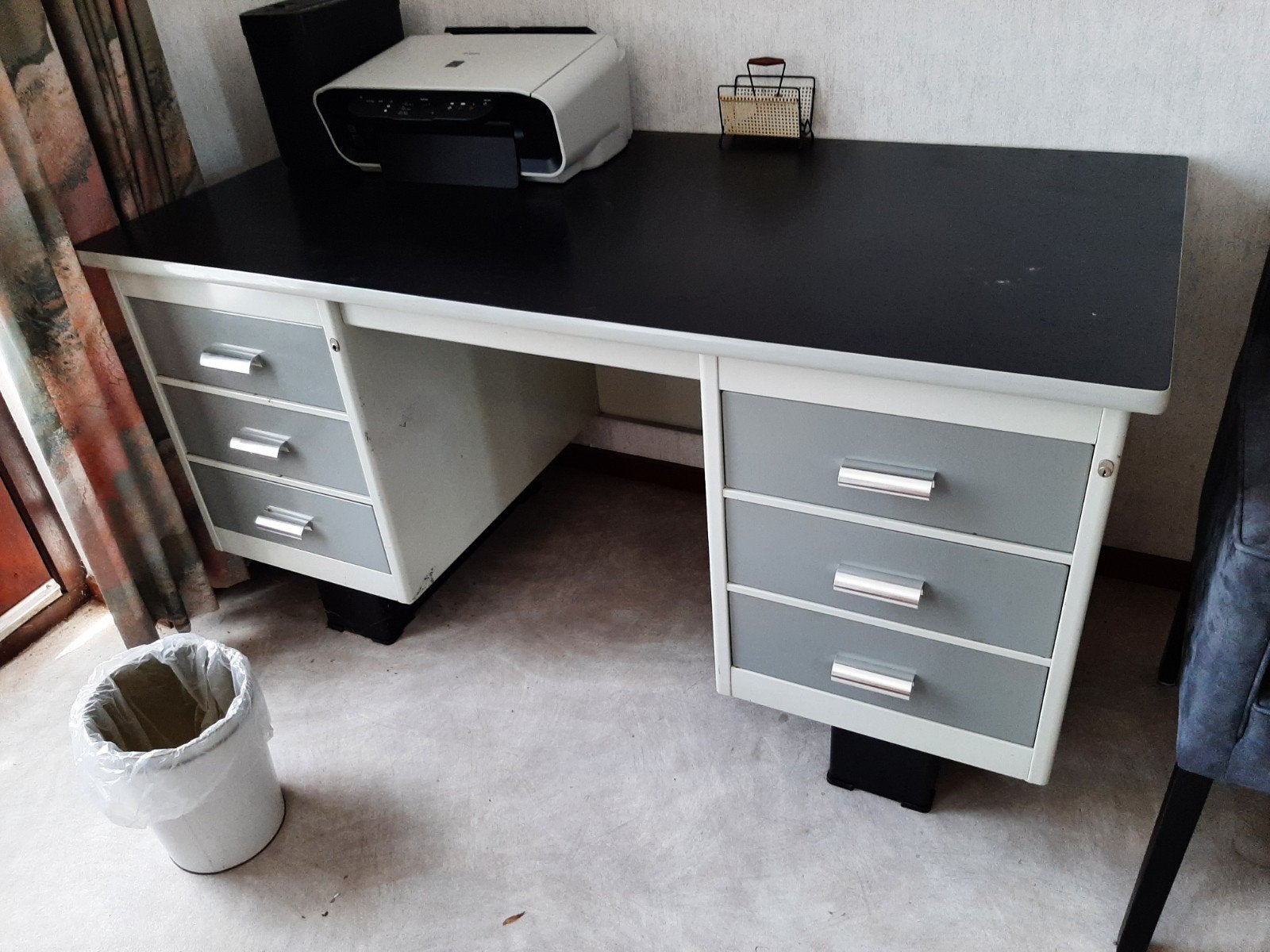 Stalen bureau met zwart blad en 2x3 laden - 150x75x78 cm, Ophalen, Met lades, Gebruikt, Metaal