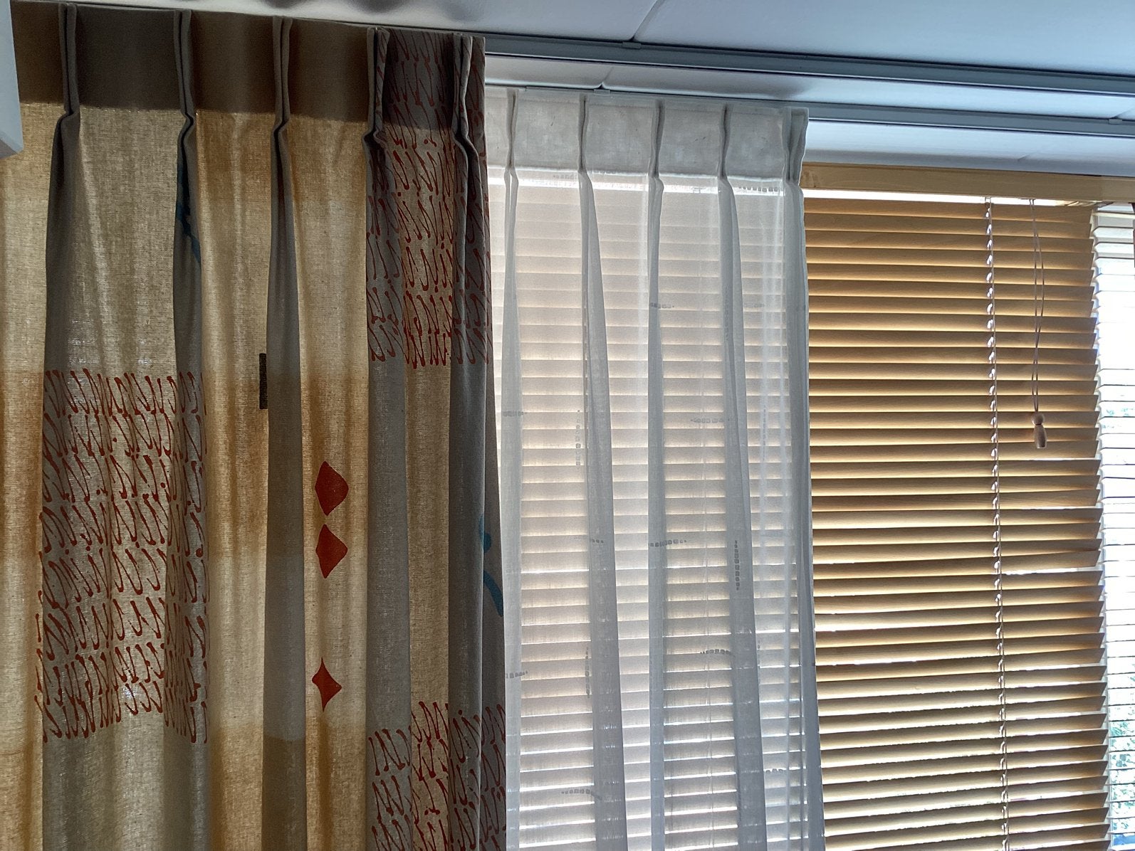 Complete raambekleding Hout jaloezieën+inbetween+overgordijn, Ophalen, Jaloezie, Zo goed als nieuw, In te korten