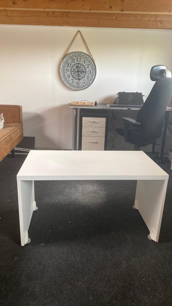 Kleine bureau/ salon tafel GRATIS, Huis en Inrichting, Tafels | Salontafels, Ophalen, 100 tot 150 cm, 50 tot 100 cm, Minder dan 50 cm