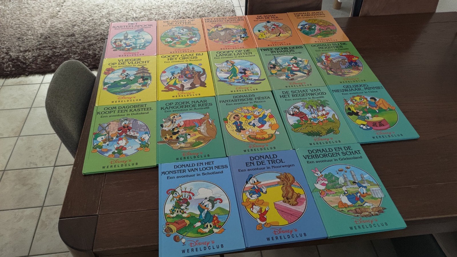 18x Disney wereldclub boeken verschillende landen, Ophalen of Verzenden, Zo goed als nieuw, Sprookjes