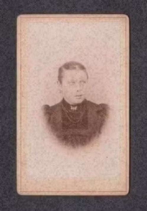 Portretfoto IJzendijke Anna Boes Hollebrand., Verzamelen, Foto, Ophalen of Verzenden, Zo goed als nieuw, Voor 1940