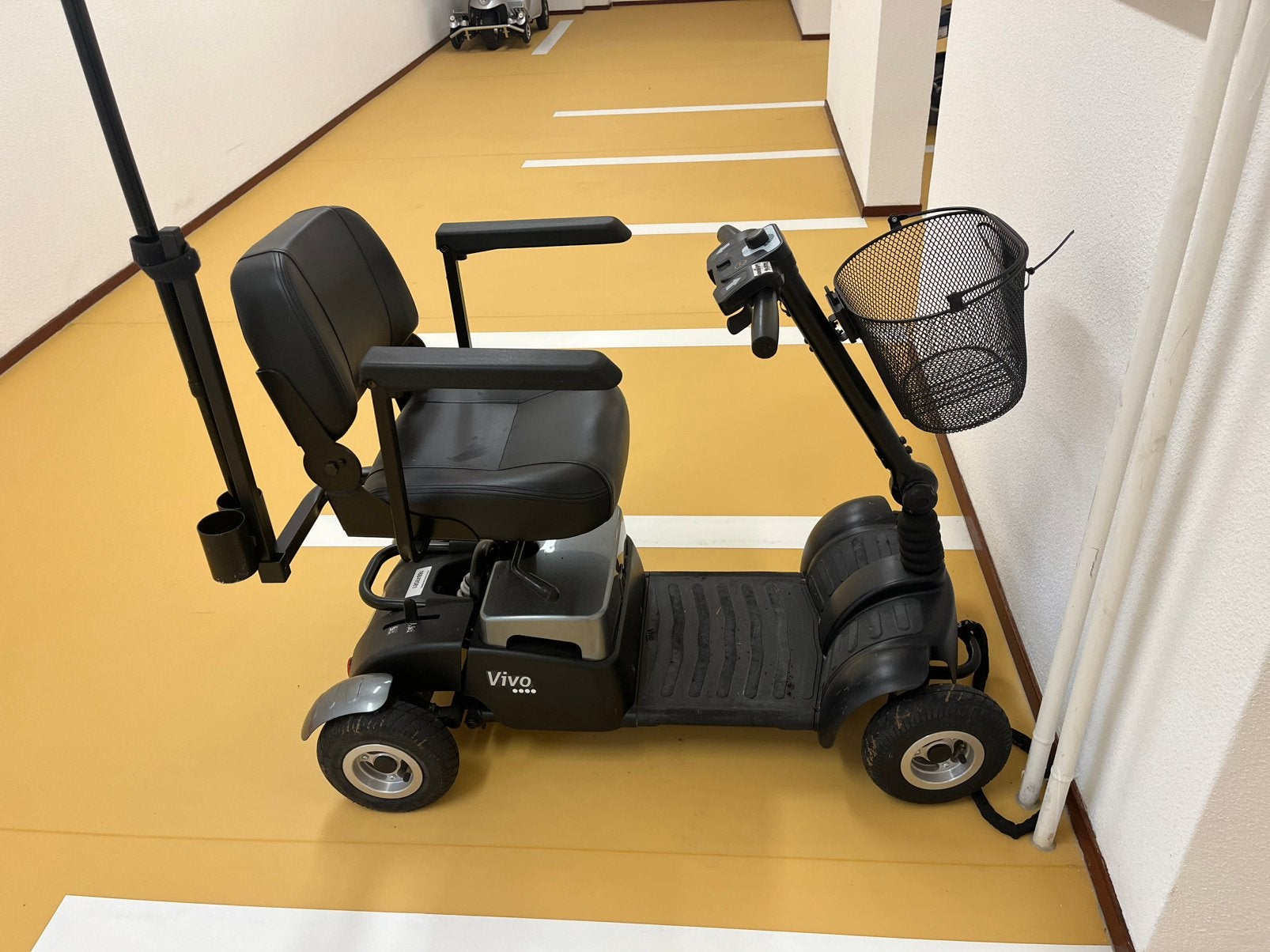 Scootmobiel Vivo mat zwart/zilvergrijs met stokhouder., 10 km/u of minder, 16 t/m 25 km, Zo goed als nieuw, Ophalen