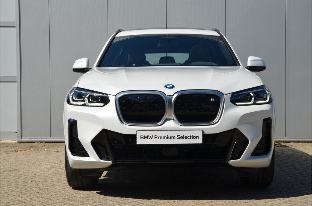 BMW iX3 Executive M Sport / Sportstoelen / Achteruitrijcamer, Auto's, BMW, Achterwielaandrijving, Gebruikt, Wit, 436 min