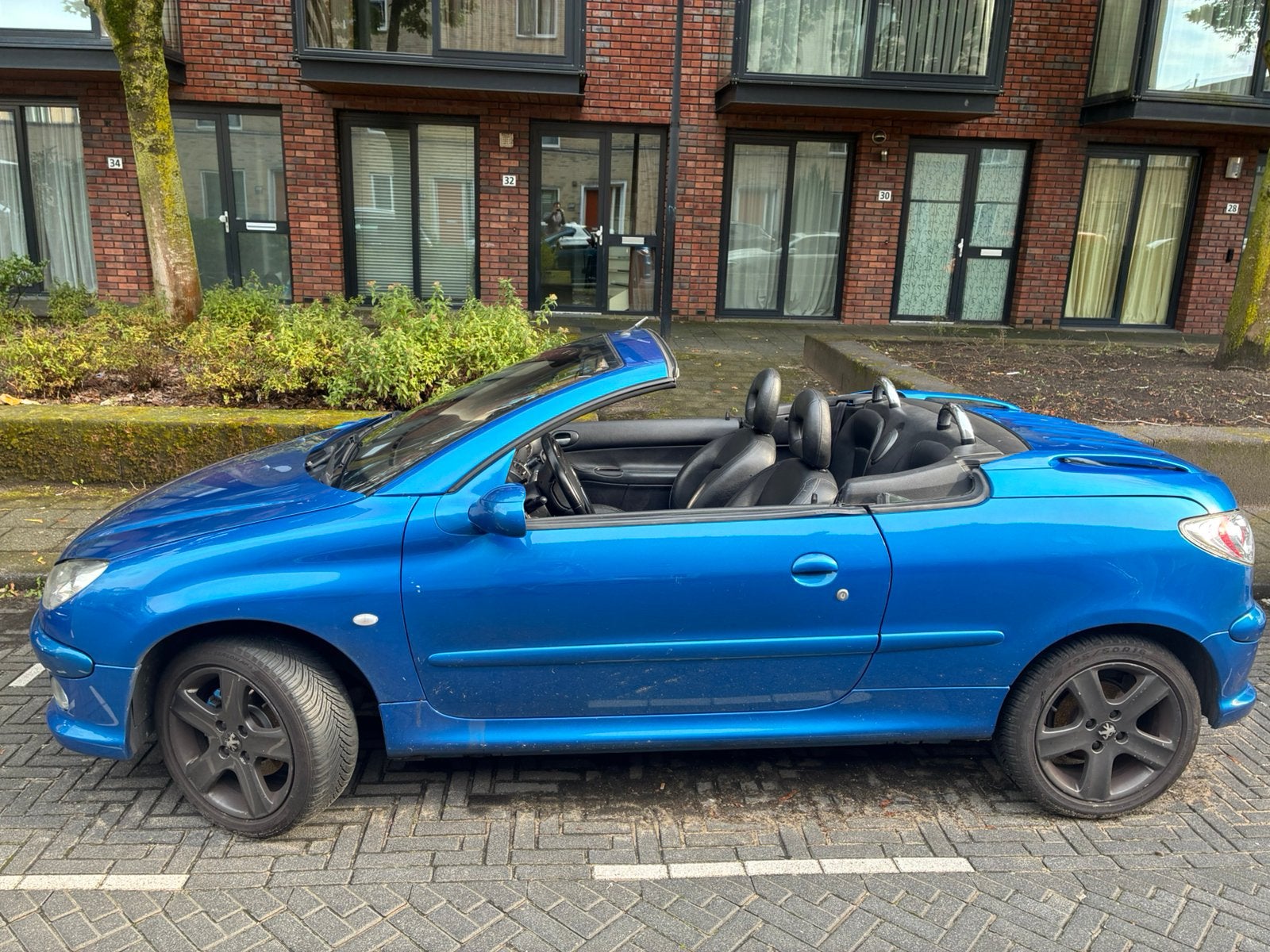 Peugeot 206 CC 2.0 – Cabrio – APK maart 2027, Auto's, Peugeot, 136 pk, Zwart, 4 cilinders, Cabriolet