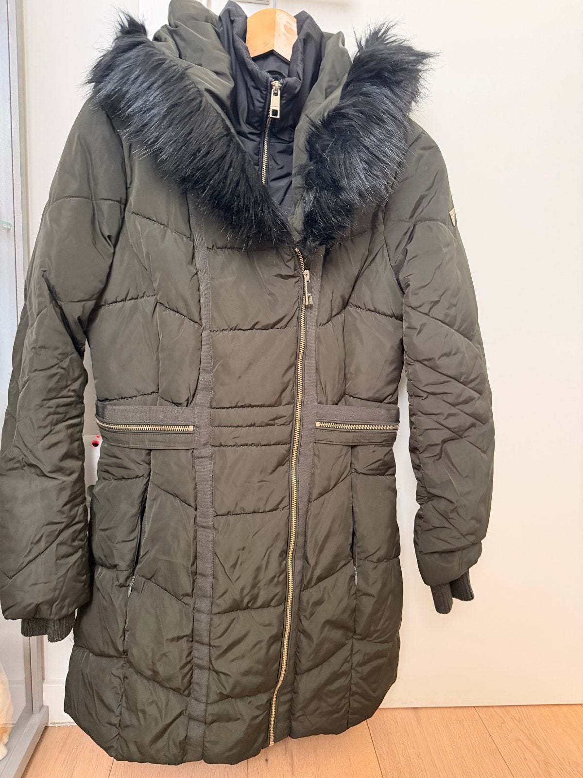 Guess winterjas maat S - Legergroen met bontkraag, Ophalen of Verzenden, Zo goed als nieuw, Maat 36 (S), Groen