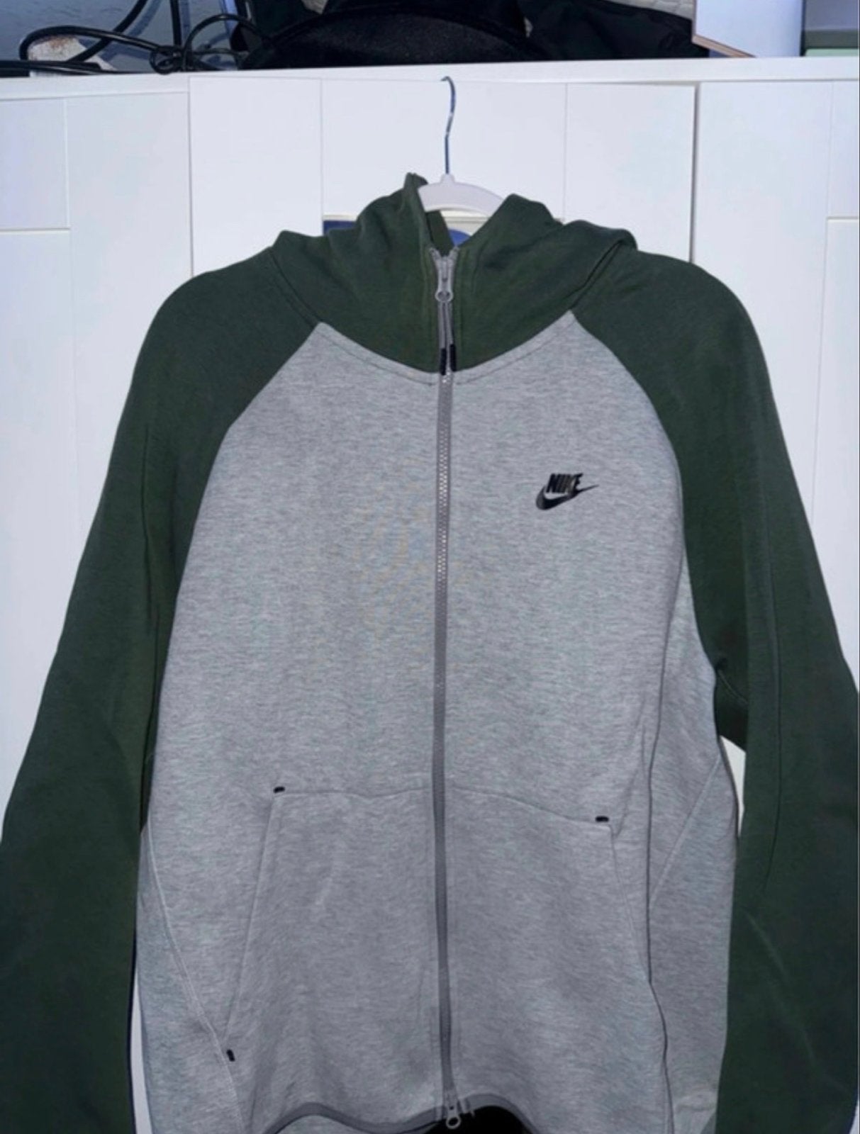 Nike Tech Fleece Hoodie - Grijs/Groen - Maat L, Ophalen of Verzenden, Zo goed als nieuw, Maat 52/54 (L), Grijs