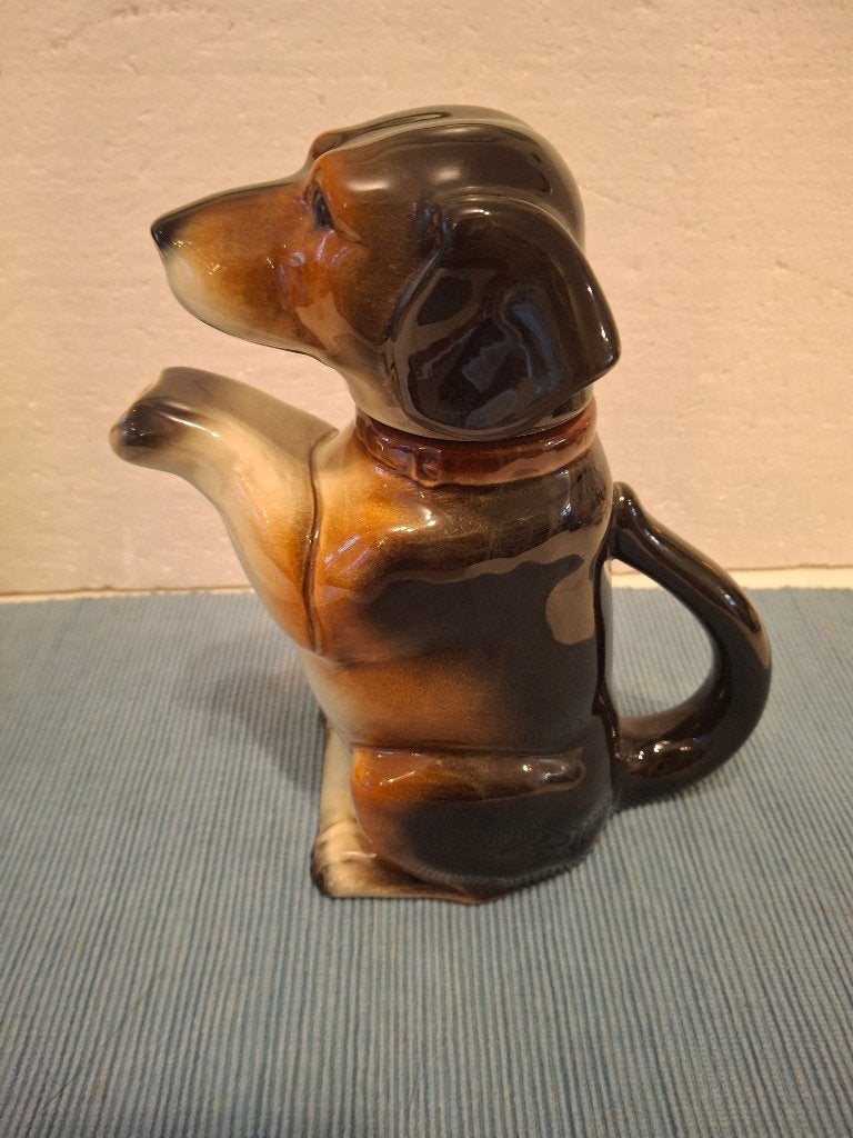 Cortendorf - leuke aardewerk theepot in de vorm v/e teckel, Ophalen of Verzenden