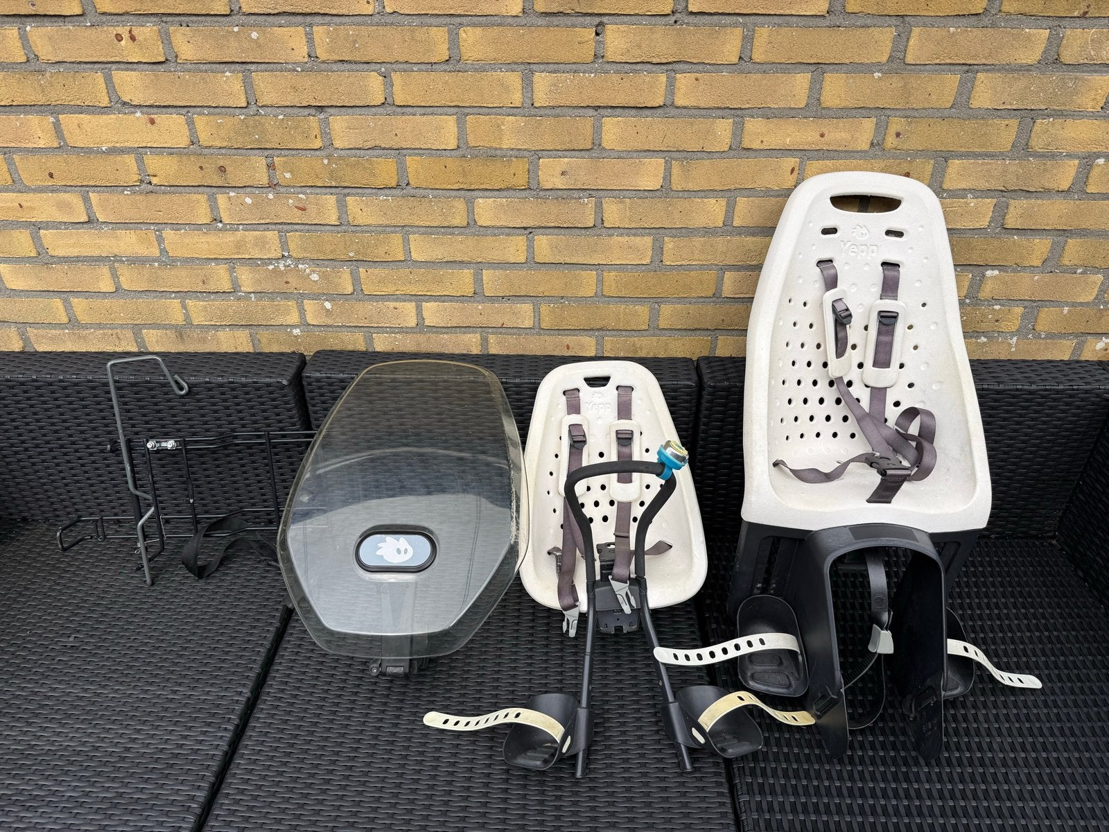 Complete Yepp fietskinderstoeltjes set met scherm en beugel, Fietsen en Brommers, Fietsaccessoires | Fietsstoeltjes, Ophalen, Voorzitje
