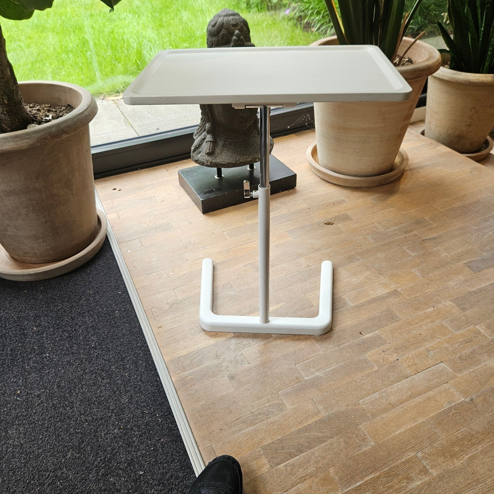 Vitra Nes bijzettafel - Verstelbaar en stijlvol, Huis en Inrichting, Tafels | Bijzettafels, Minder dan 55 cm, Gebruikt, Metaal of Aluminium