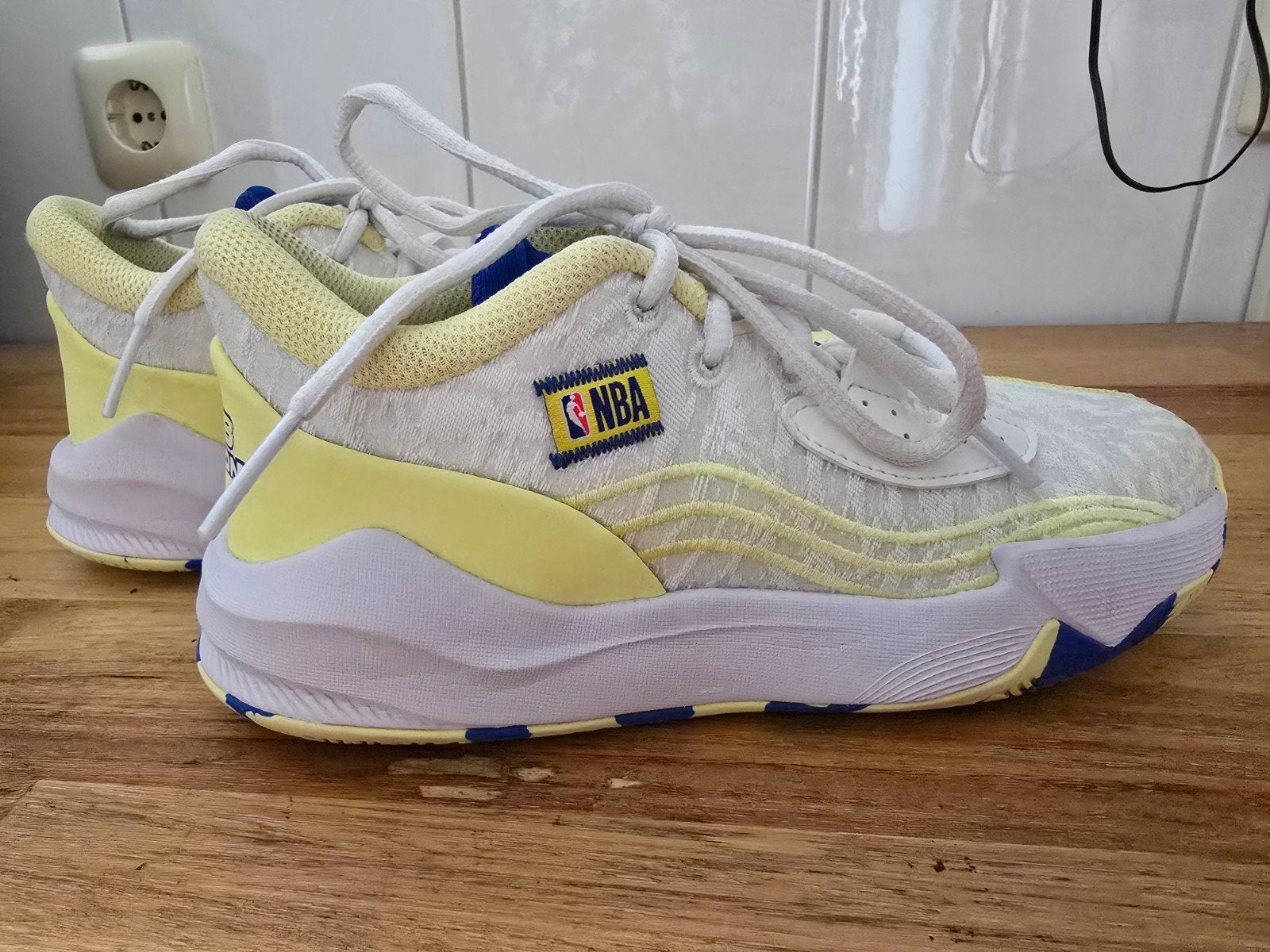 basketbal schoenen maat 34 zgan, Ophalen of Verzenden, Zo goed als nieuw, Schoenen