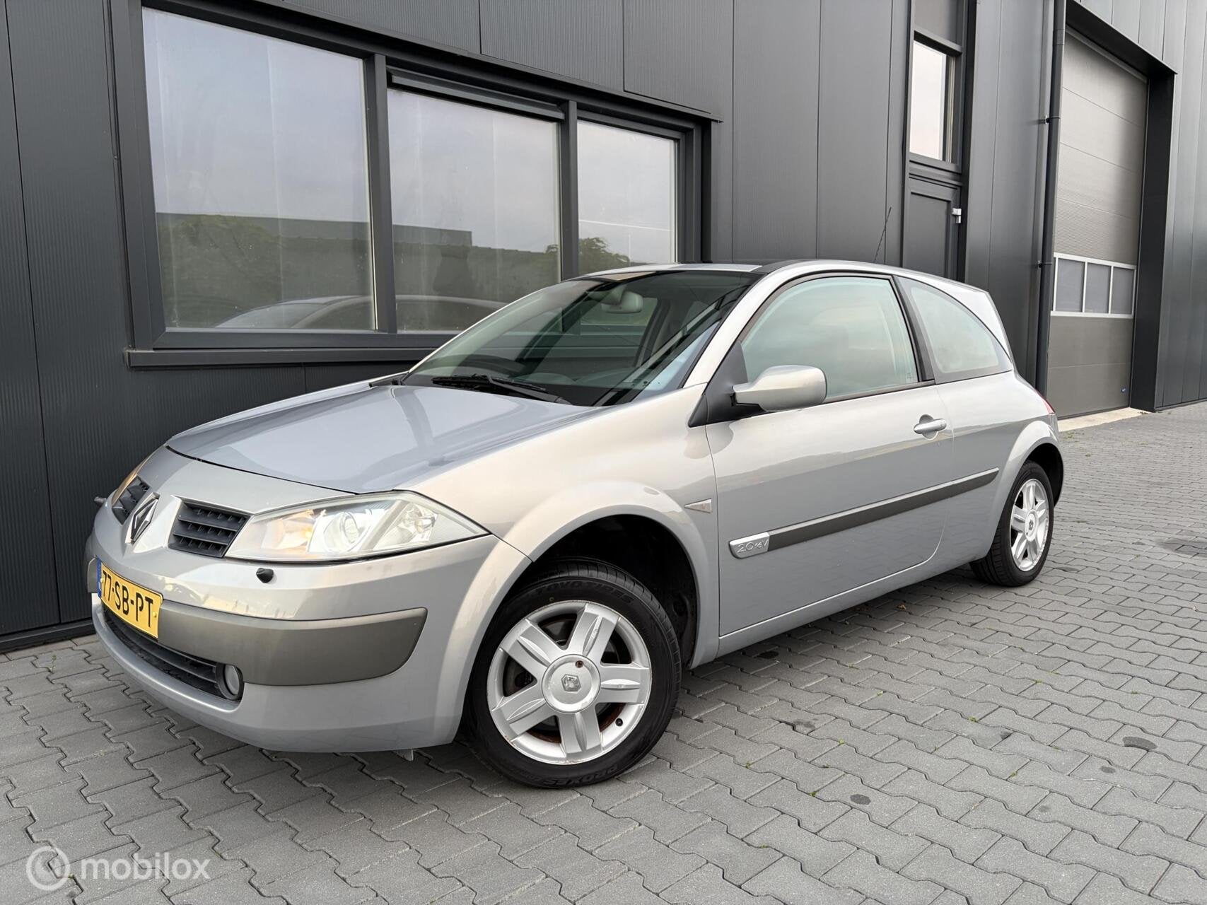 Renault Mégane 2.0 16V Automaat | Panoramadak | Nieuwe APK, Auto's, 1998 cc, Gebruikt, Zwart, 4 cilinders