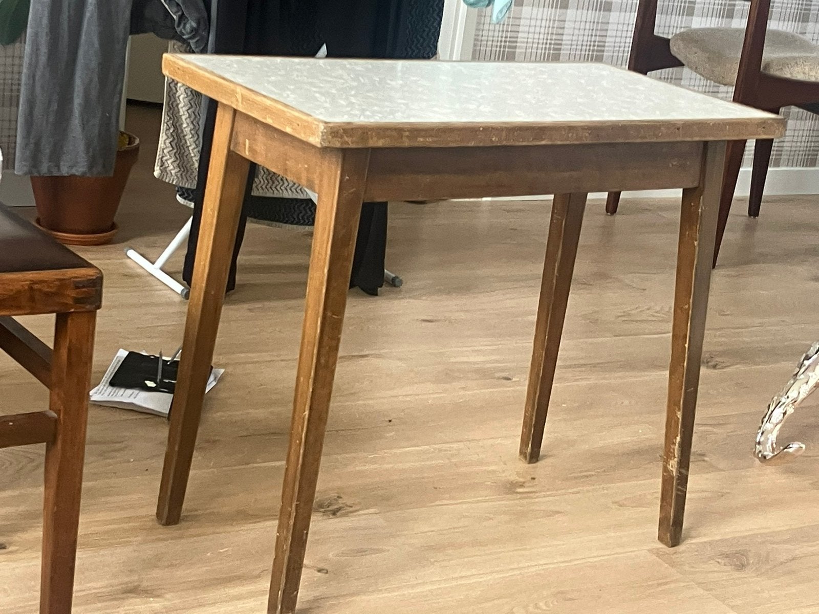 Mid century bijzettafeltje, Huis en Inrichting, Tafels | Eettafels, Ophalen, Rond, Tot twee personen, 50 tot 100 cm