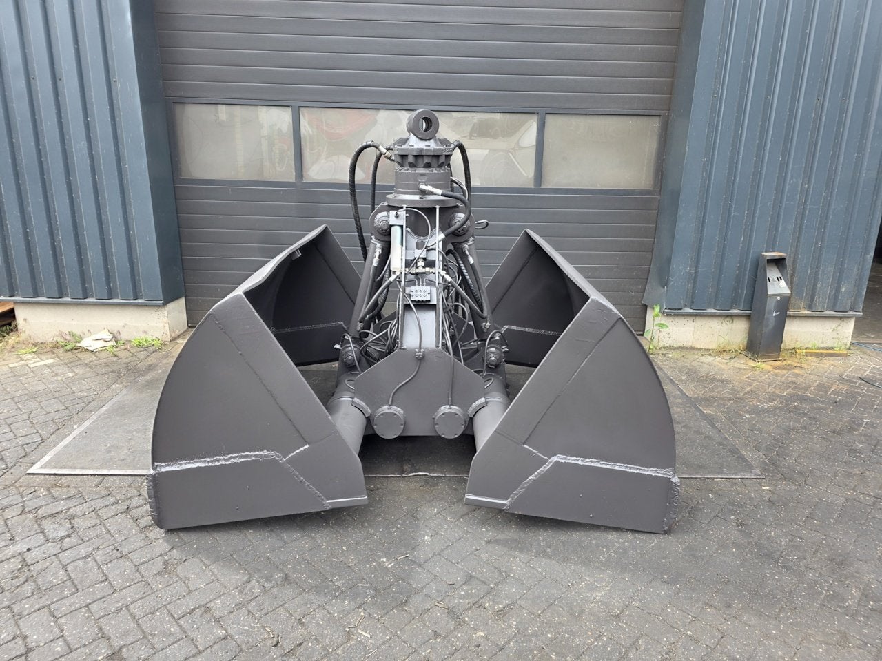 clamshell 2250 liter