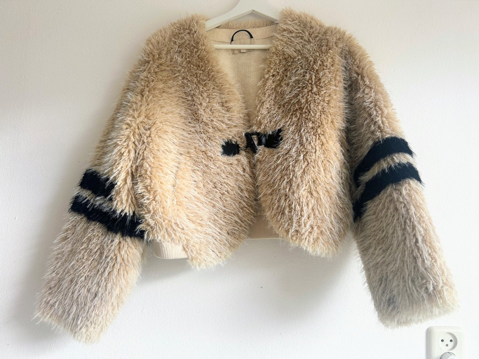 Maicazz faux fur jasje met strepen - Maat 38/40 (M), Ophalen of Verzenden, Zo goed als nieuw, Maat 38/40 (M), Beige