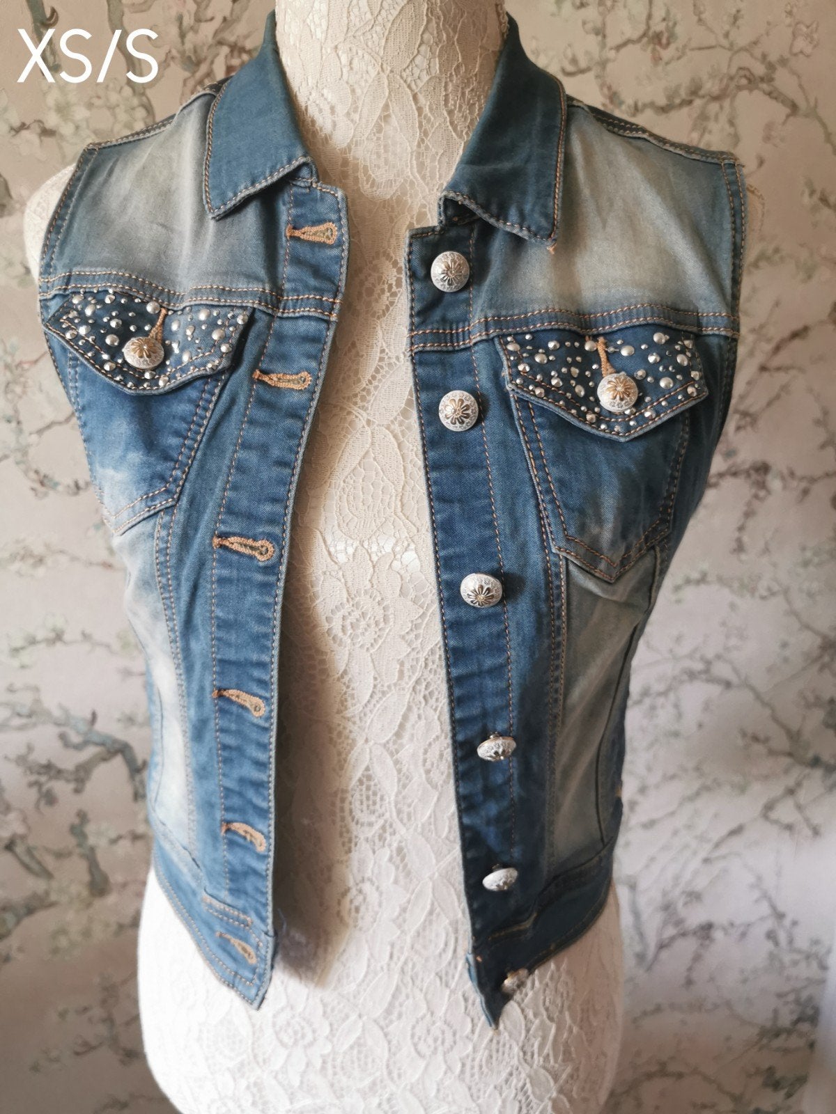 Trendy denim gilet met studs en steentjes-maat XS/S, Ophalen of Verzenden, Zo goed als nieuw, Maat 34 (XS) of kleiner, Blauw