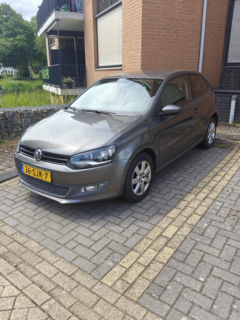 Volkswagen Polo 1.4 16V 63KW 2011 Grijs, Auto's, Voorwielaandrijving, Stof, 40 €/maand, 4 cilinders