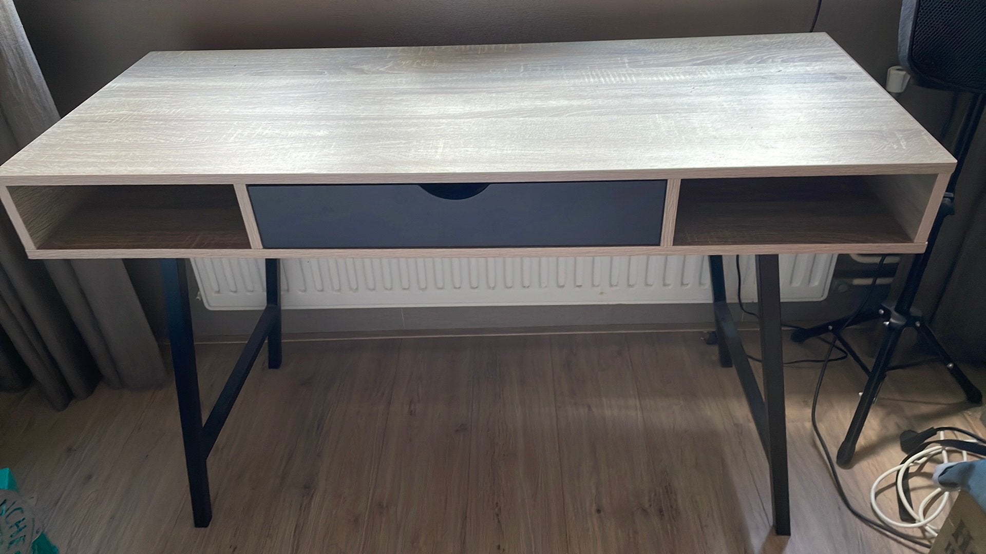 Bureau bruin met metalen onderstel, Ophalen, Zo goed als nieuw, Rechthoekig, Hout