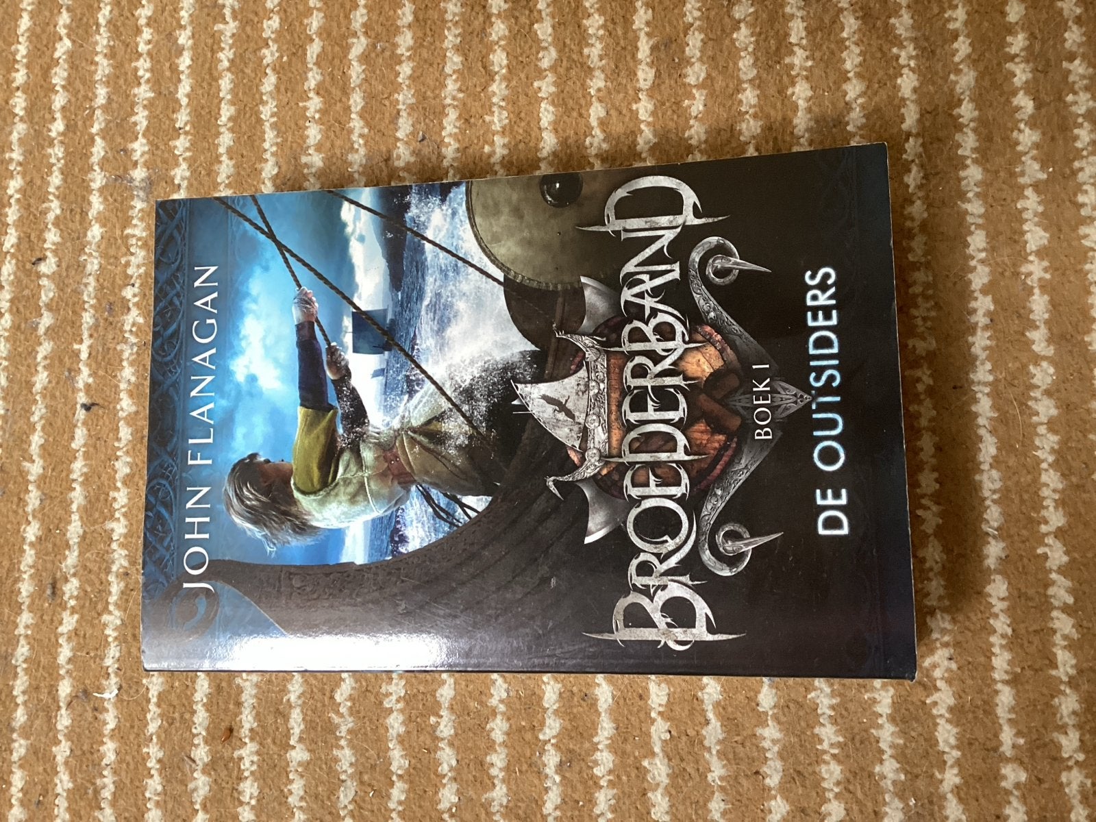Broederband Boek 1: De Outsiders - John Flanagan, Ophalen of Verzenden, Gelezen