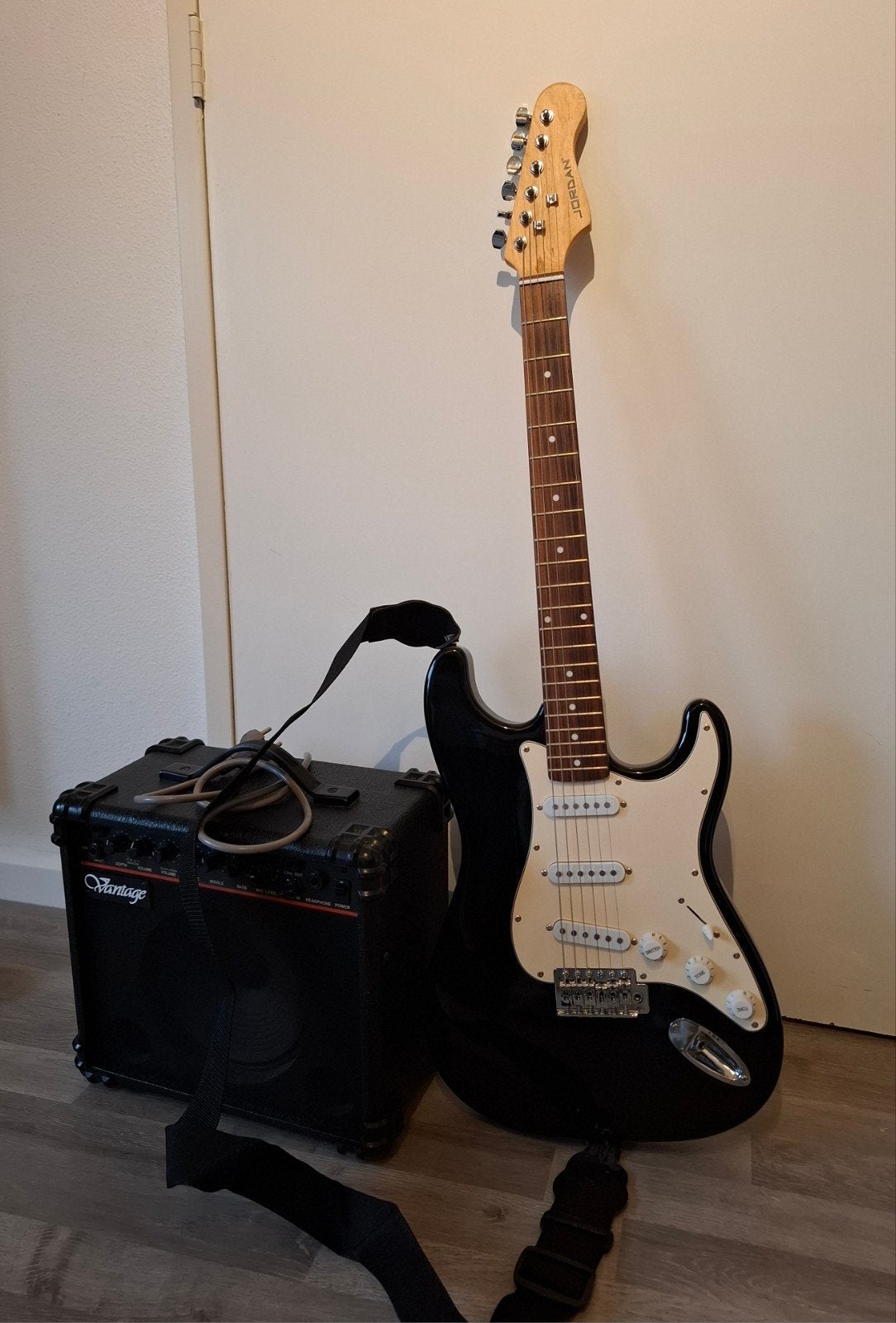 Jordan elektrische gitaar met versterker en hoes, Met versterker, Zo goed als nieuw, Solid body, Ophalen