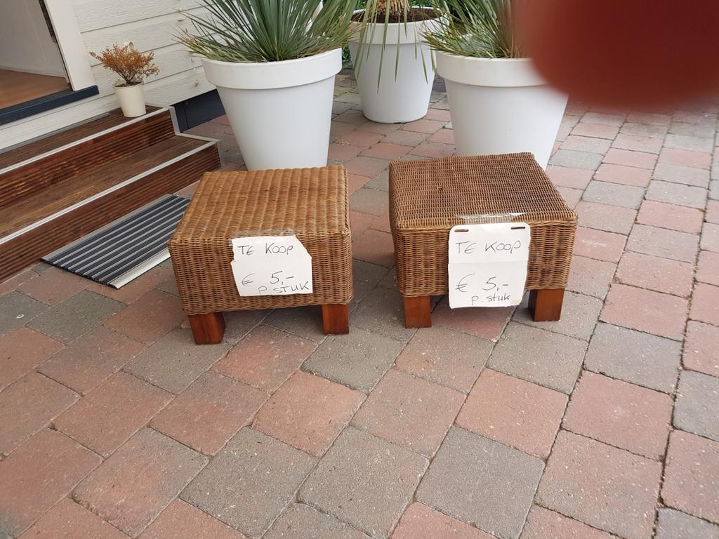 VERKOCHT Twee rieten hockers / bijzettafeltjes, Ophalen, Gebruikt