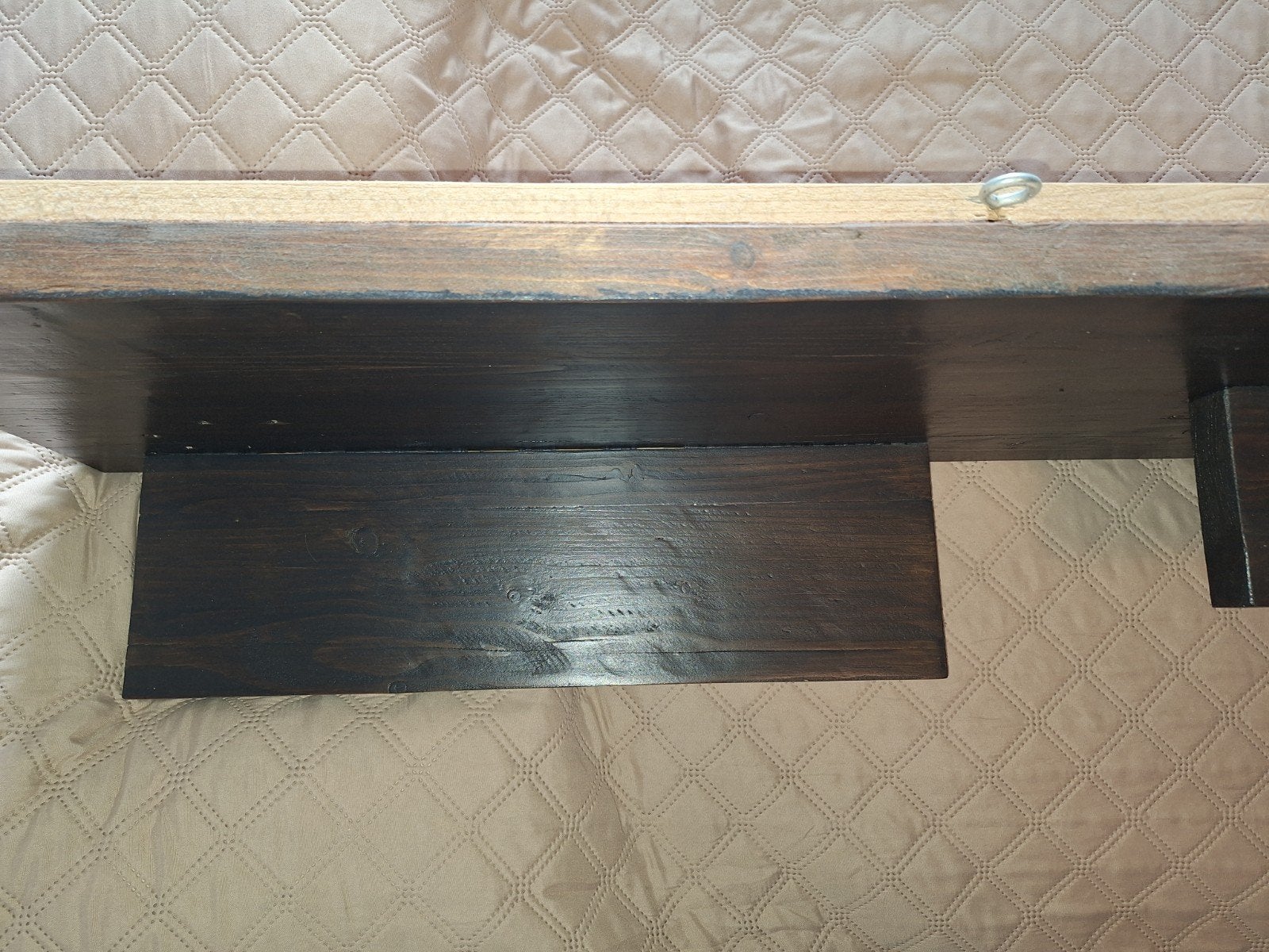 Zwarte gebeitste wandplank, Ophalen