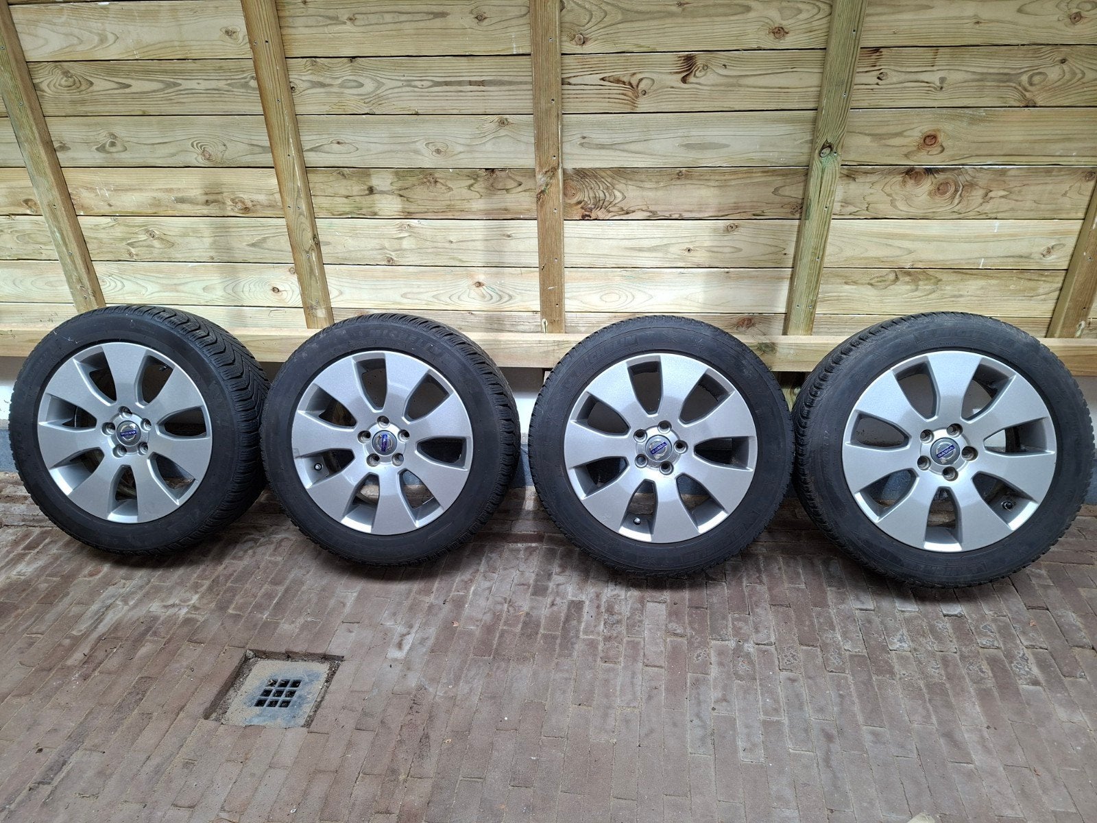 Volvo v70 winterbanden 225/50 R17, Auto-onderdelen, Banden en Velgen, Ophalen, 17 inch, Winterbanden, 225 mm
