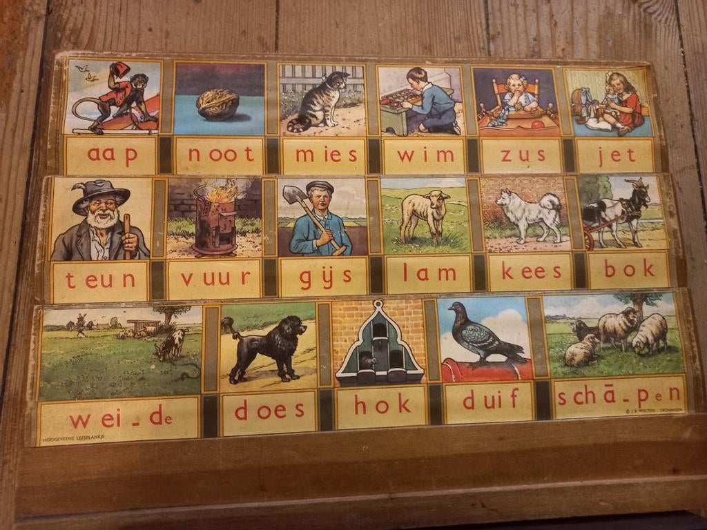 Leesplankje met bakelieten letterdoos, Ophalen of Verzenden