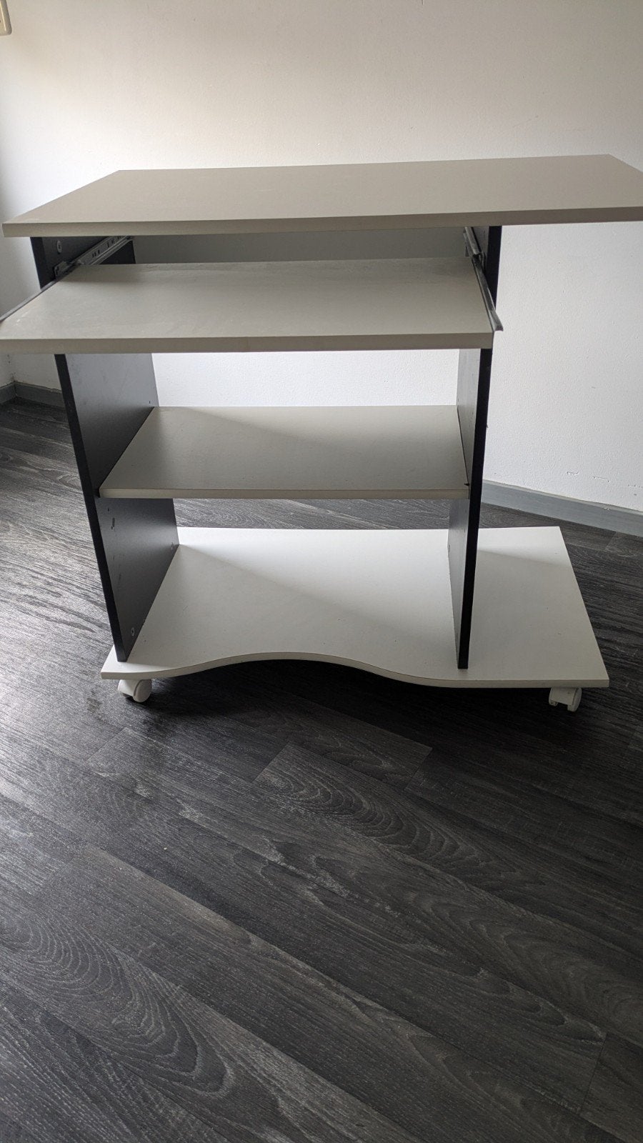 Compacte Computertafel met Uitschuifbaar Toetsenbordblad, Ophalen, Gebruikt, Modern, functioneel, 70 tot 120 cm