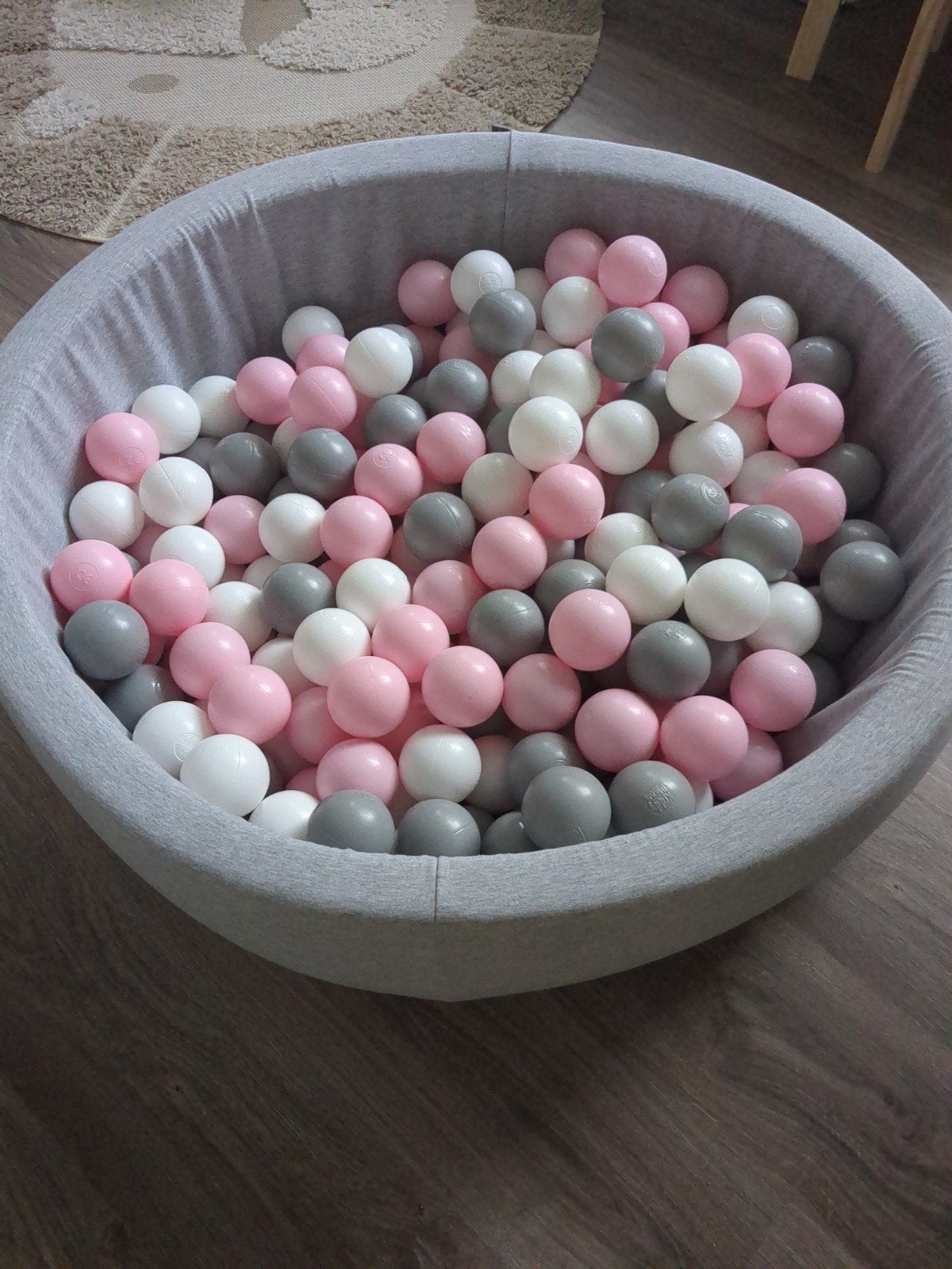 Kiddy Moon ballenbak met ballen (grijs, roze, wit), Ophalen, Zo goed als nieuw, Jongen of Meisje